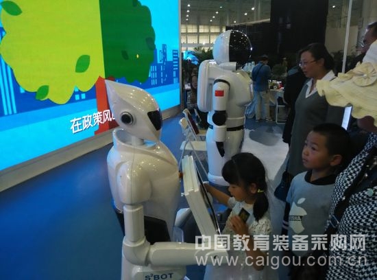 智能佳第四代多功能服务机器人亮相青海 智能佳第四代多功能服务机器人亮相青海