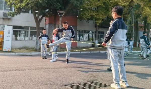 奔跑的孩子，动起来的教育：当“一节体育课、两小时锻炼”成为新的社会行动