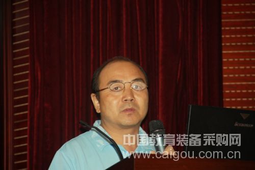 首都师范大学教授赵国忠作《太赫兹波产生探测及时域光谱技术》报告