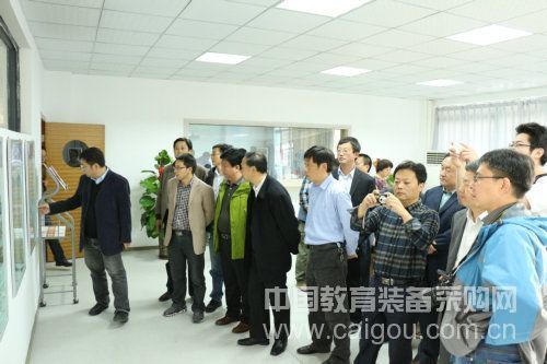北京、南京两地装备部门组团考察观摩成都市学校装备