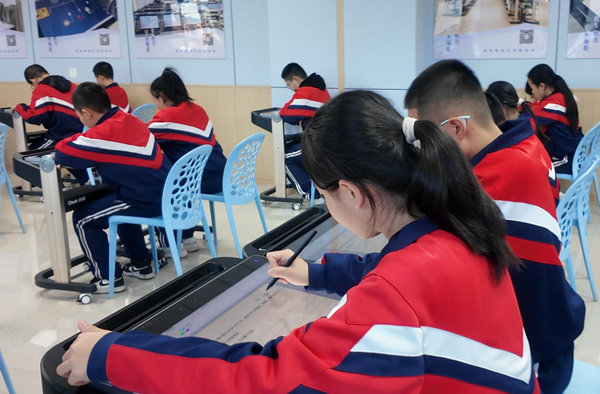 海创课人工智能教育解决方案入选《中国智慧学习研究报》标杆案例 打造人工智能教育新范式