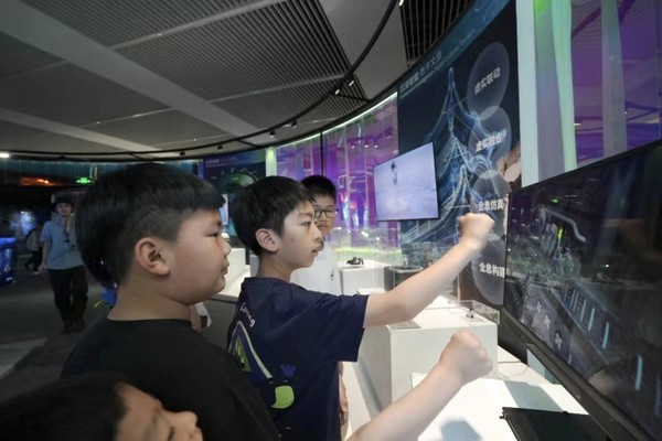 突破視覺極限，聯想裸眼3D顯示器亮相設計制造大獎成果展