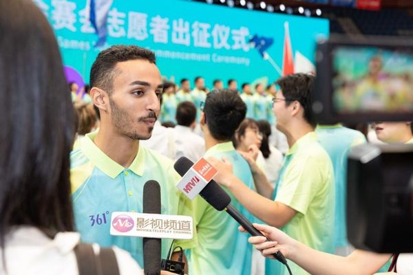 浙江工業大學留學生穆斯塔法作為國際志愿者代表在杭州亞運會、亞殘運會賽會志愿者出征儀式上發言