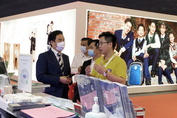 大咖蒞臨·簽約不斷·云上展覽，智能校服引領中國校服流行趨勢！