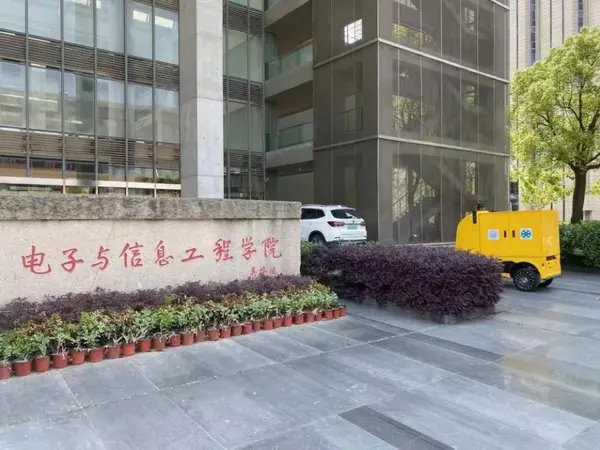 行深智能無人送餐車進入同濟大學，助力最后100米無接觸配送