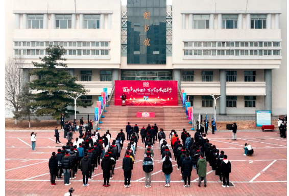 東北大學“百年東大傳旗手”校旗全球傳遞活動走進秦皇島分校