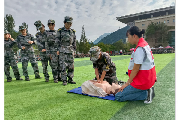 阿壩師范學院組織2024級新生開展軍訓醫護知識學習和軍訓徒步拉練活動