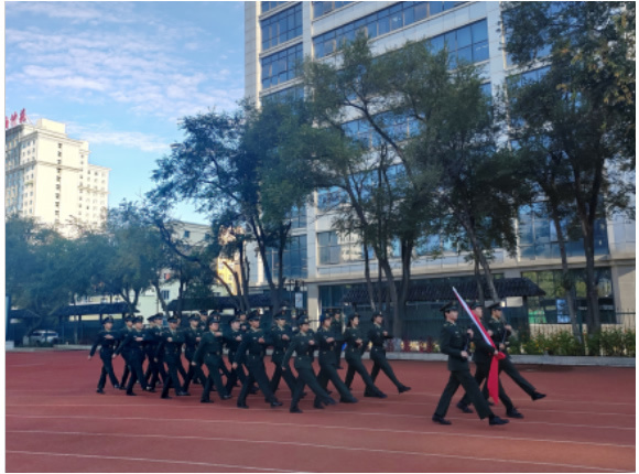 黑龙江中医药大学举行庆祝中华人民共和国成立75周年主题升旗仪式