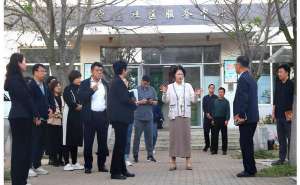 大連醫科大學黨委副書記、校長劉瑩深入學生社區走訪調研