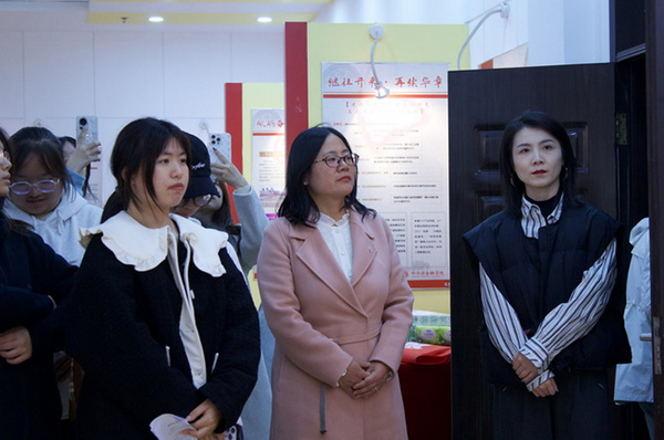 哈爾濱金融學院開展“行走的思政課”新生實踐教學首站活動——走進校史館