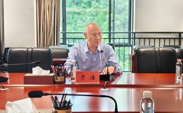 贵州医科大学党委副书记于浩讲授深入贯彻中央八项规定精神学习教育专题党课