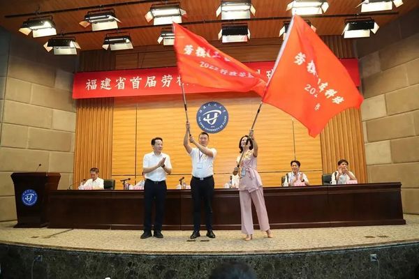 60名勞模工匠走進大學課堂