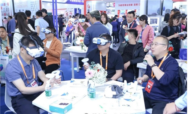 润尼尔携中小学VR+AI五大教育新产品亮相第85届教育装备展