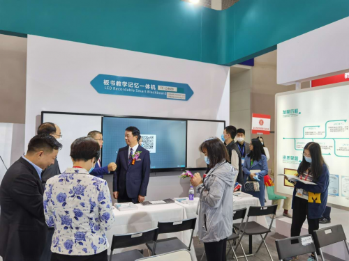 賦能智慧教學 | 方成板書教學記憶一體機亮相78屆中國教育裝備展示會