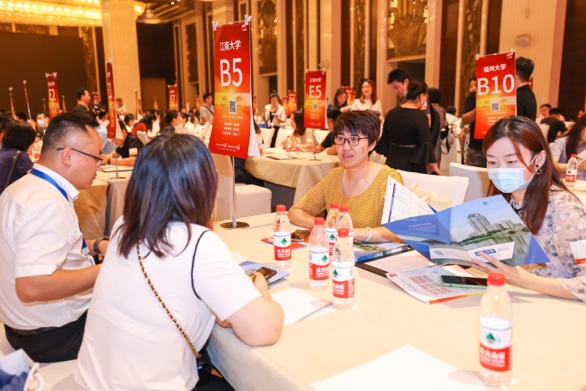 百所高校三百用人單位，齊聚易校招校企資源對接會，推動大學生就業工作良性發展