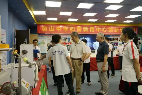 專家調研指方向，科學教育賦能——全國中小學科學教育實驗區專家蒞臨容山中學調研指導