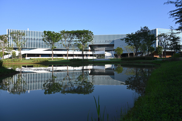 擁有高校圖書館首個智能立體書庫，深圳大學麗湖校區中央圖書館啟用