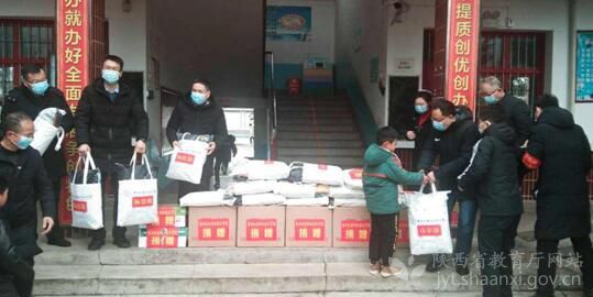 陜西機電職業技術學院“雙百工程”教育扶貧獻愛心送溫暖