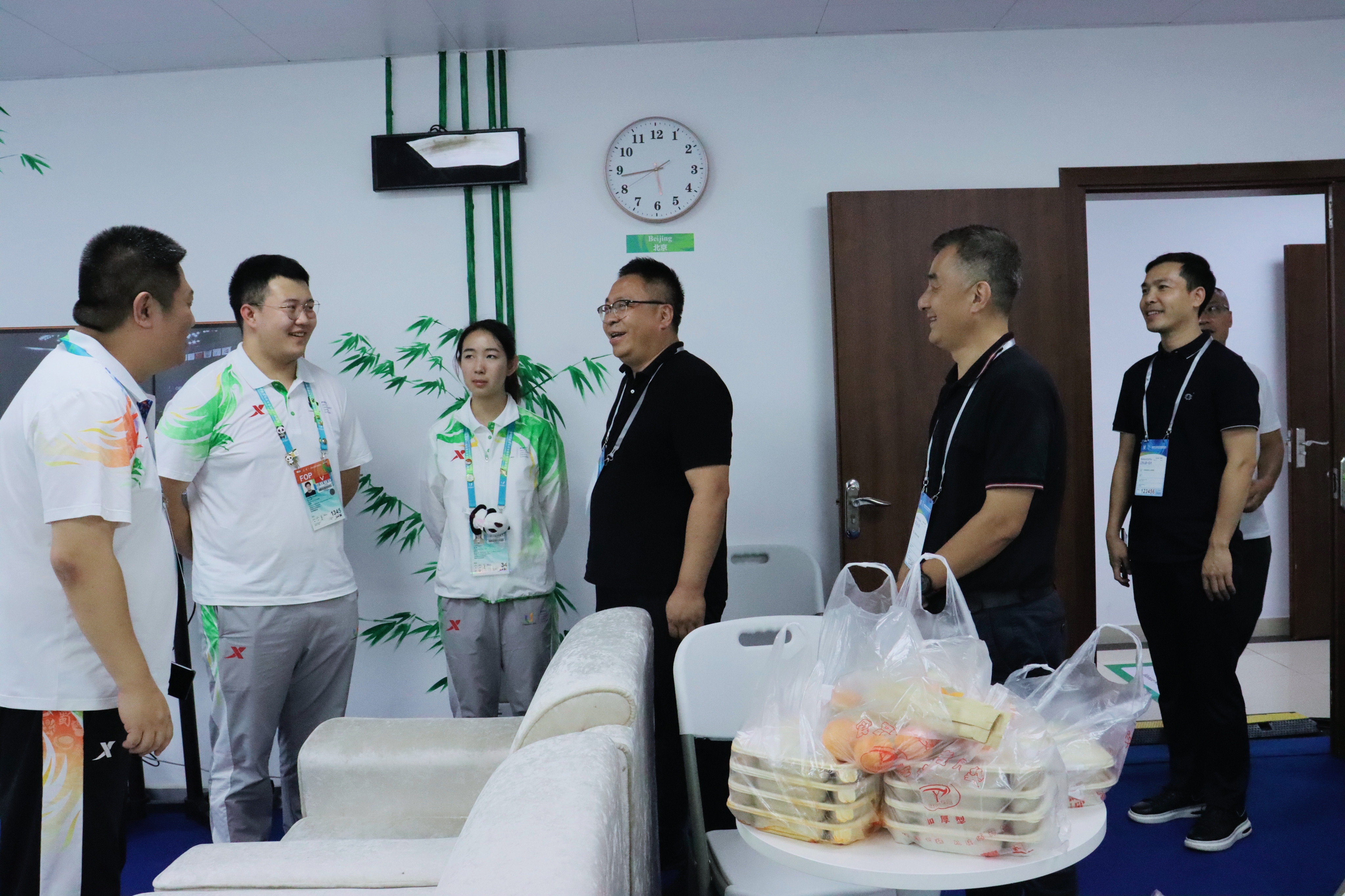 西南民族大学校领导走访慰问学校大运会志愿者